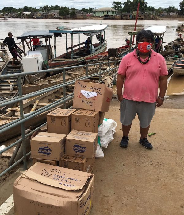 Toya Manchineri realizando entrega de cestas básicas e kit higiene no município de Sena Madureira - Acre (Foto Alana Manchineri)